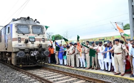 लंबे समय की मांग हुई पूरी, वेंकटनगर में रुकी नर्मदा एक्सप्रेस, जानिए नया टाइम टेबल