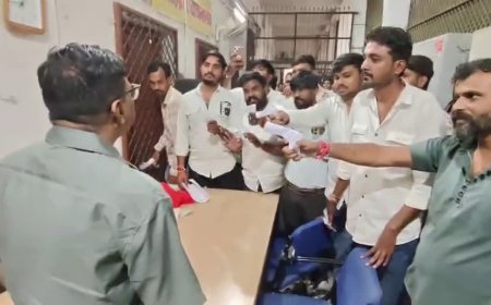 एसकेपी कॉलेज की लापरवाही पर भड़के छात्र, प्राचार्य कक्ष में धरने पर बैठकर दी उग्र आंदोलन की चेतावनी