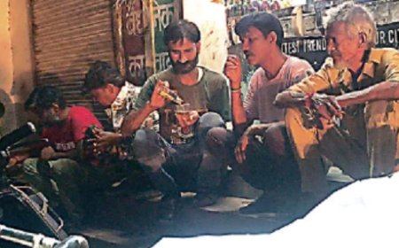 आहते बंद पर सड़कें बनीं मयखाना! ग्वालियर में शराब दुकानों के बाहर खुलेआम जाम छलका रहे लोग