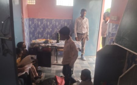 धार में बदहाल शिक्षा व्यवस्था, भिलट मंदिर में पढ़ने को मजबूर 22 मासूम, शौचालय बनी कक्षा