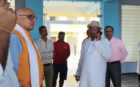 मझौली में धीमी रफ्तार और टपकती छत पर भड़के विधायक, 5 सितंबर तक काम पूरा करने की दी चेतावनी