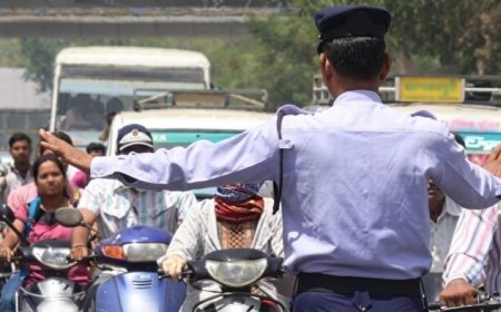 खतरनाक ढंग से गाड़ी पार्क कर ट्रैफिक बाधित करने वालों पर कार्रवाई, अन्नपूर्णा थाने में मामला दर्ज
