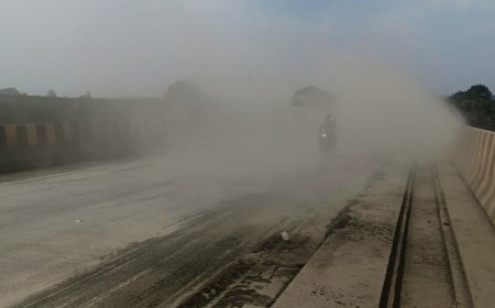 निर्माण के कुछ ही महीनों बाद उखड़ने लगी सड़क, वाहन चालकों की जान जोखिम में, गुणवत्ता पर उठे गंभीर सवाल