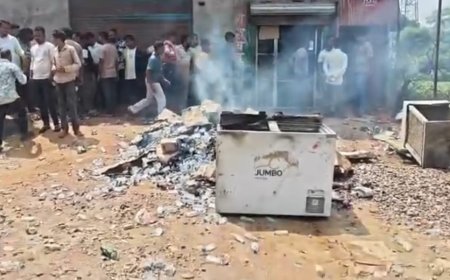 बम्हौरी बराना में शराब दुकान पर फूटा महिलाओं का गुस्सा, पेटियां बाहर निकालकर सड़क पर फोड़ीं बोतलें