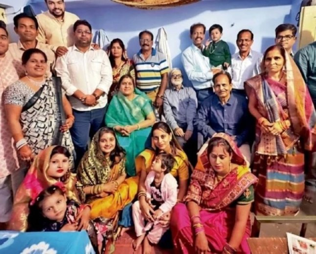 ग्वालियर के जैन परिवार की अनूठी मिसाल; 41 सालों से एक ही छत और एक रसोई में रह रहे 5 भाई