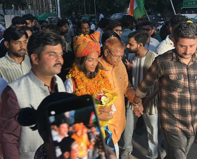 चीन को हराकर रचा इतिहास! भारतीय जूनियर महिला हॉकी टीम की स्टार कृष्णा शर्मा का ग्वालियर में ग्रैंड वेलकम