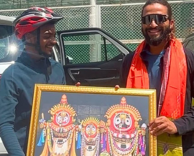 ओडिशा से 1200 किमी साइकिल चलाकर इंदौर पहुंचा आरसीबी कप्तान का फैन, क्रिकेटर को भेंट की भगवान जगन्नाथ की पेंटिंग