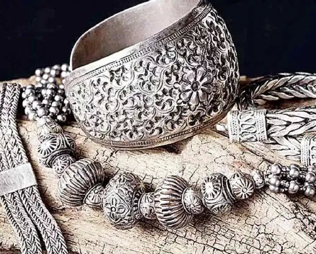 सोने की आसमान छूती कीमतों के बीच इस फेस्टिव सीजन में चमकेगी चांदी, बढ़ सकती है मांग