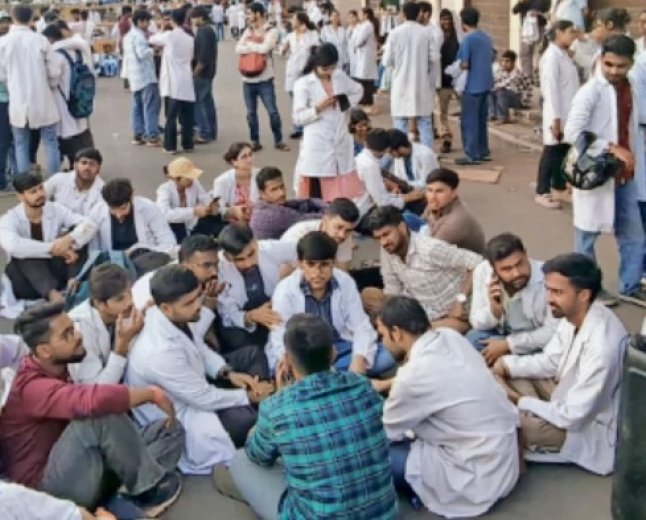भोपाल में इंटर्न डॉक्टरों का आंदोलन तीसरे दिन भी जारी, सीनियर रेजिडेंट्स ने ओपीडी सेवाओं का किया बहिष्कार