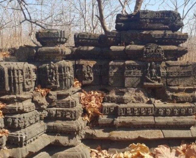 मांडू के पास जंगल में दफन है इतिहास का अनमोल अध्याय, संरक्षण के अभाव में विलुप्त हो रही 'बूढ़ी मांडू' की धरोहर