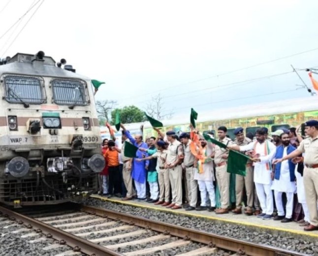 लंबे समय की मांग हुई पूरी, वेंकटनगर में रुकी नर्मदा एक्सप्रेस, जानिए नया टाइम टेबल