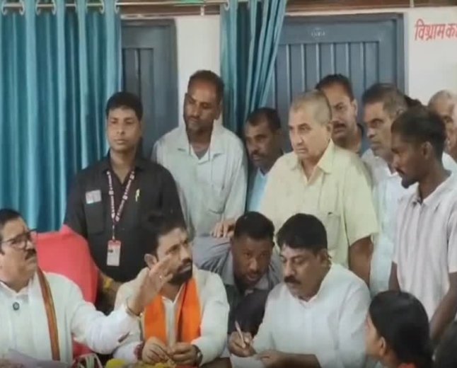 जर्जर भवन में चल रही आंगनवाड़ी, बड़वानी में नए स्कूल की मांग पर मंत्री के बयान से भड़के ग्रामीण