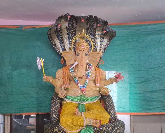 सागर के बीना में अनोखी कलाकारी, 74 वर्षीय मूर्तिकार ने कच्चे पुंगे से बनाई 6 फीट ऊंची भगवान गणेश की प्रतिमा