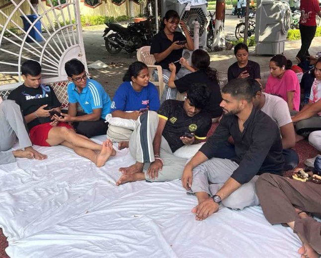 ग्वालियर एलएनआईपीई में 14वें दिन उग्र हुआ आंदोलन; 4 छात्र अनिश्चितकालीन भूख हड़ताल पर बैठे