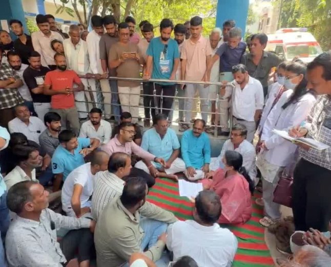 नामली में ढोल बजाकर ग्रामीणों का प्रदर्शन; एक्सीडेंट के बाद डॉक्टर गायब, CMHO ने दिया 2 दिन का अल्टीमेटम
