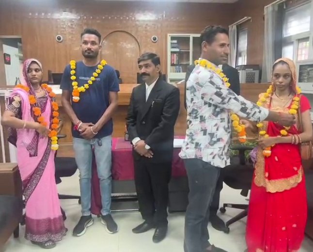 देवास कोर्ट में दिखा भावुक पल, जजों की कोशिशों से 30 दंपतियों के टूटे घर फिर से बसे