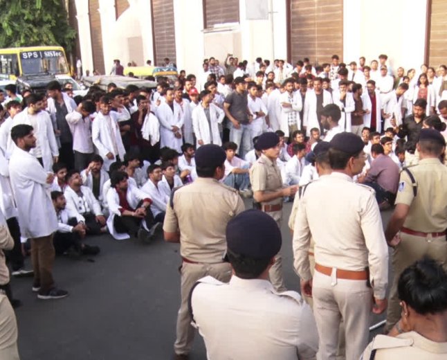 कलेक्टर प्रियंक मिश्रा की समझाइश भी बेअसर, देर रात तक जारी रहा जूनियर डॉक्टर्स का आंदोलन और चक्काजाम
