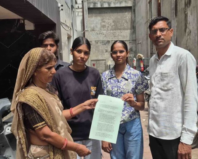 नीट कोचिंग संस्थान की लूट से परेशान अभिभावक पहुंचे जनसुनवाई, 70 हजार के बदले सिर्फ 14 हजार लौटाने का ऑफर