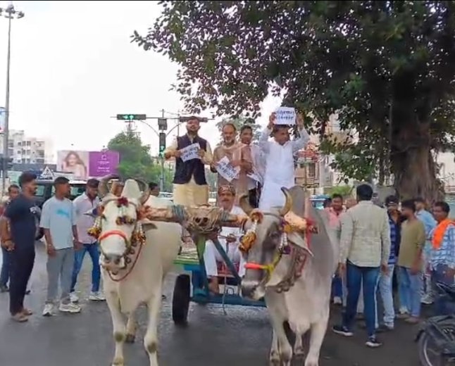 सड़कों की बदहाली पर कांग्रेस का अनोखा प्रदर्शन, मांग पूरी न होने पर अनिश्चितकालीन आंदोलन की चेतावनी