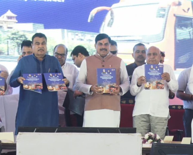 भोपाल से 350 बसों को हरी झंडी; गडकरी बोले— RTO ऑफिसों से खत्म हो रिश्वतखोरी, गलत बस पास की तो जाएगी नौकरी