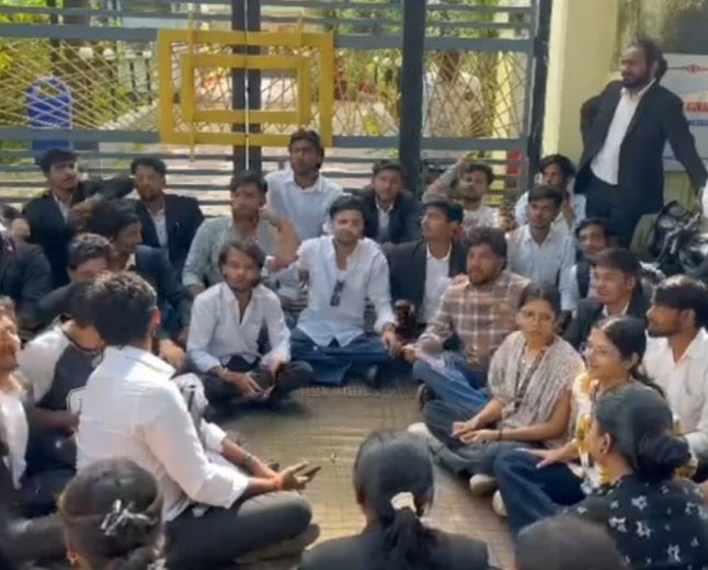 जबलपुर में एलएलबी का पेपर देख भड़के छात्र, कुलपति बंगले के बाहर धरने पर बैठे; जांच कमेटी गठित