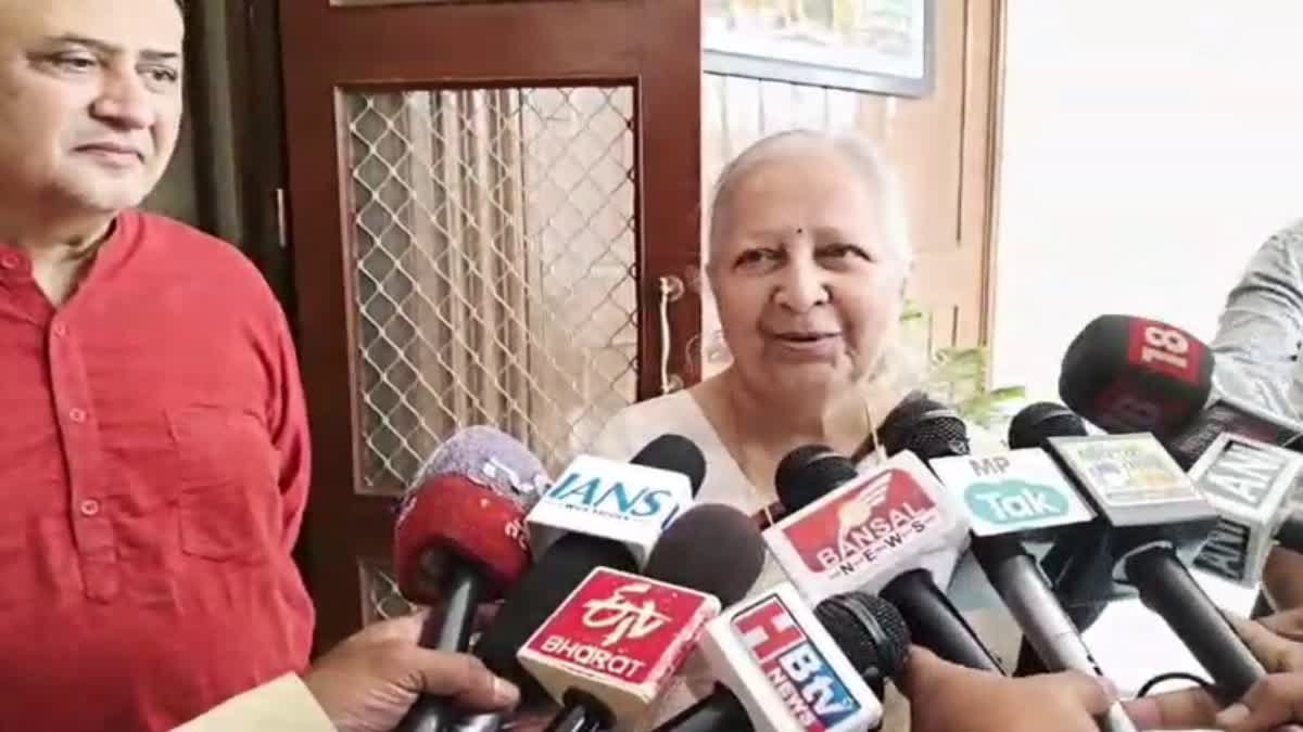पूर्व लोकसभा अध्यक्ष सुमित्रा महाजन ने सीएम डॉ. मोहन यादव से की मुलाकात, मजाकिया अंदाज में बोलीं- 'नौकरी मांगने आई थी'