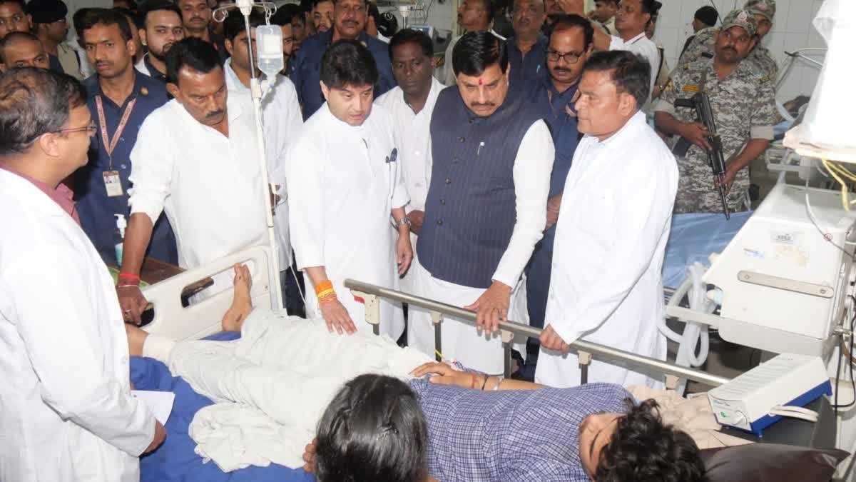 शीतला माता मंदिर हादसा पीड़ितों से मिलने पहुंचे सीएम मोहन यादव, ट्रॉमा सेंटर के बाहर हंगामा और मेडिकल कॉलेज डीन को जड़ा थप्पड़