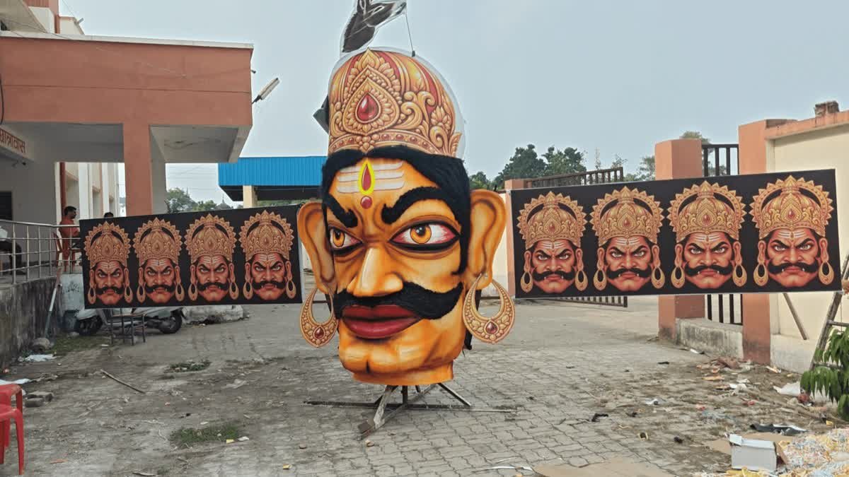 रियासतकाल से चली आ रही छतरपुर की अनूठी रामलीला, 65 फीट ऊंचे रावण के पुतले में घूमेगा सिर और तलवार