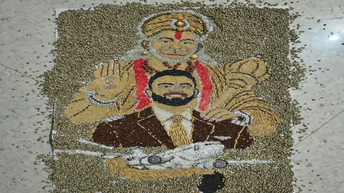 किसान कलाकार योगेंद्र पाल सिंह ने अनाज और बीजों से बनाई पायलट कैप्टन स्मित मच्छार की अनूठी कलाकृति