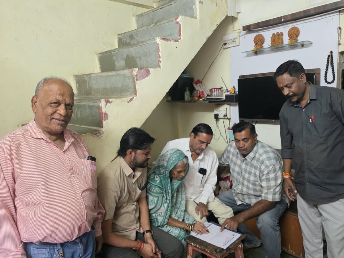 स्वर्गीय इंदिरा शर्मा की प्रेरणा से सेंधवा में जगा देहदान का अलख, मां-बेटे ने एक साथ लिया मरणोपरांत देहदान का संकल्प