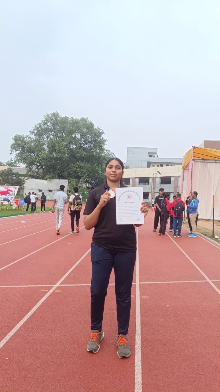 खेत में अभ्यास कर चमकी कराड़िया गांव की बेटी अनीशा, मध्य प्रदेश एथलेटिक्स अकादमी में हुआ चयन