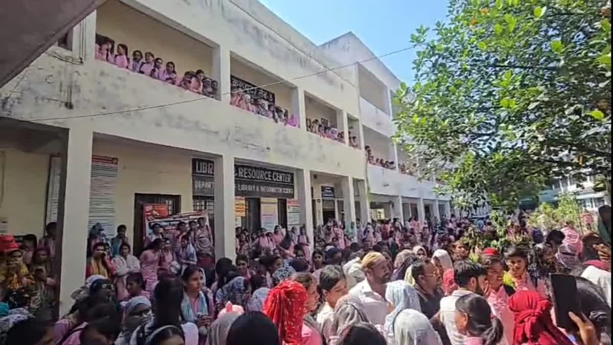 गर्ल्स डिग्री कॉलेज में बीए फर्स्ट ईयर के रिजल्ट पर बवाल, 999 छात्राओं की सप्लीमेंट्री आने पर परिजनों ने किया हंगामा