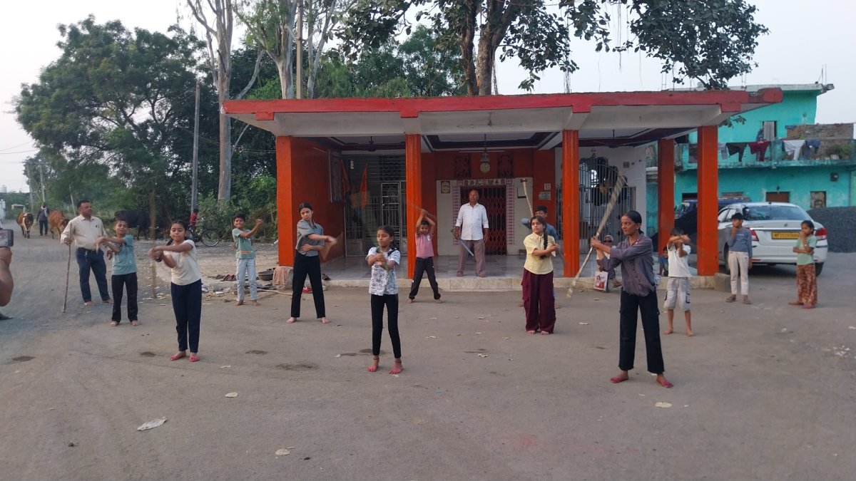 75 साल के भूरे पहलवान ने बदली सोच, पडुवा गांव की बेटियों को सिखा रहे लाठी, तलवार और कुश्ती के दांव-पेच