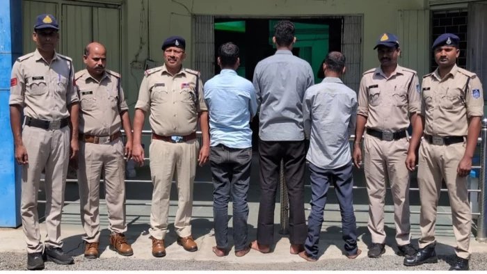 स्वास्थ्य विभाग के फर्जी अफसर बनकर उगाही करने वाले गिरोह का पर्दाफाश, 3 गिरफ्तार