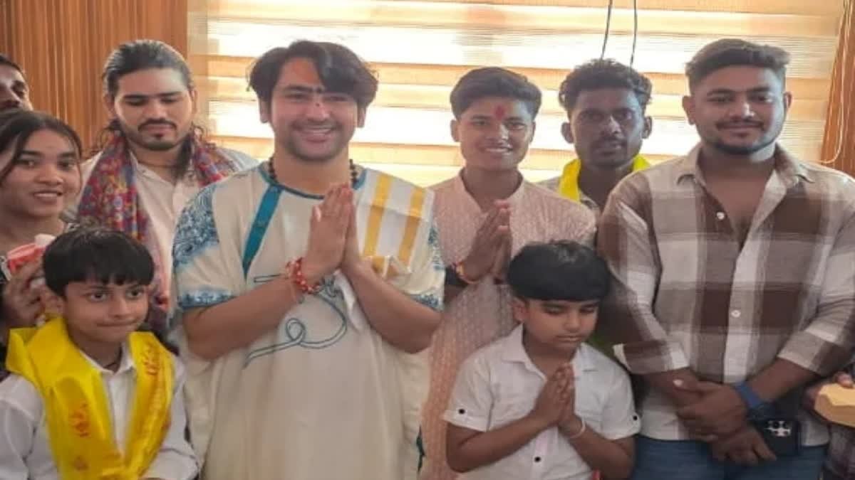 एशियन गेम्स में स्वर्ण पदक जीतकर बागेश्वर धाम पहुंची महिला क्रिकेटर क्रांति गौड़, बाबा बागेश्वर से लिया आशीर्वाद
