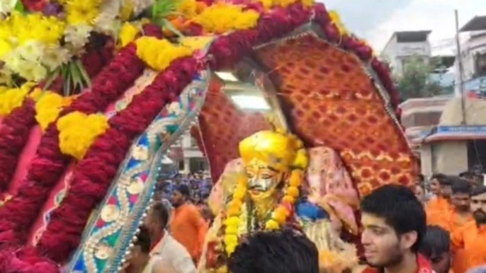 विजयादशमी पर फ्रीगंज पहुंचे राजाधिराज महाकाल, झमाझम बारिश के बीच हुआ शस्त्र और शमी वृक्ष पूजन