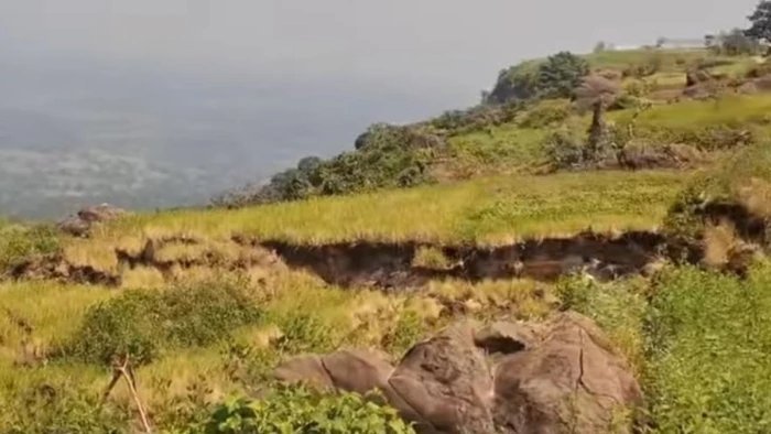 पुष्पराजगढ़ में जमीन धंसने से बड़ा खतरा, मैकल पर्वत पर मची दहशत और ग्रामीणों की बढ़ी चिंता
