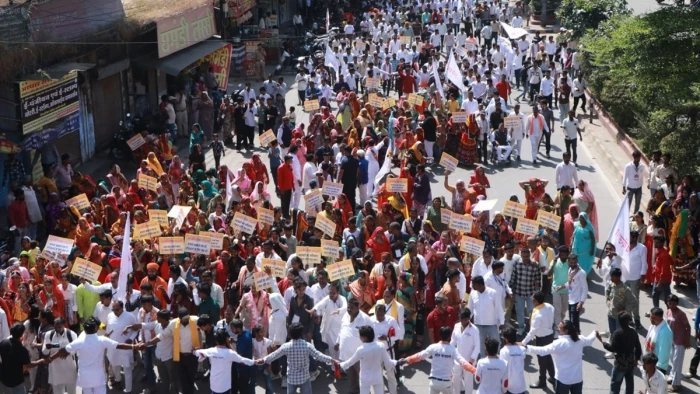 महात्मा गांधी जयंती पर बंजारा समाज का उग्र प्रदर्शन, एसटी आरक्षण की मांग को लेकर कलेक्ट्रेट पहुंचे लोग