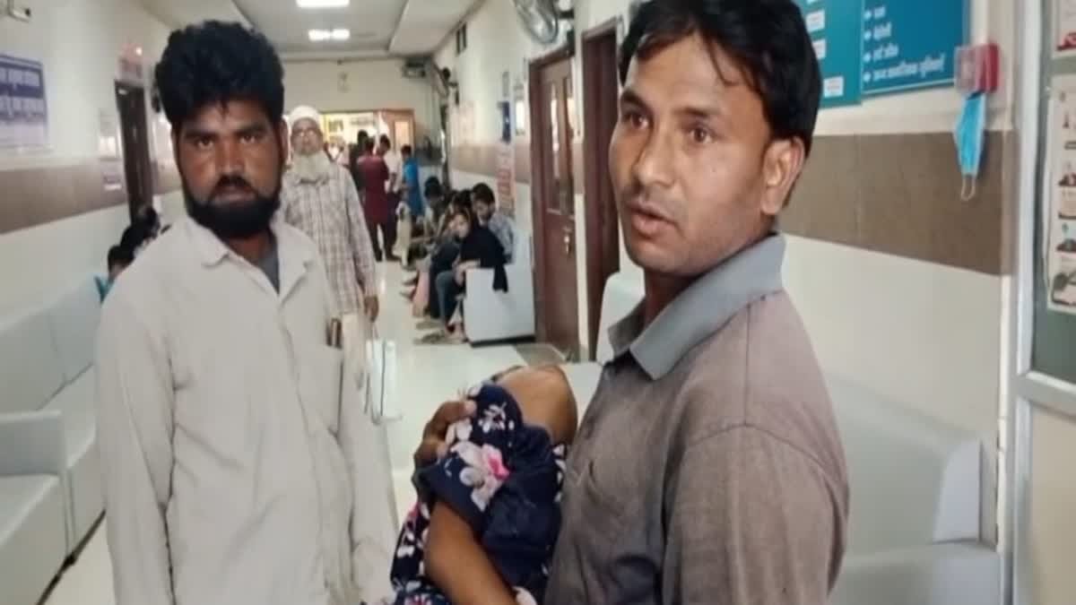 जम्बूपानी गांव के सरकारी स्कूल में गिरा भारी-भरकम लोहे का गेट, पहली कक्षा की 6 वर्षीय मासूम गंभीर रूप से घायल