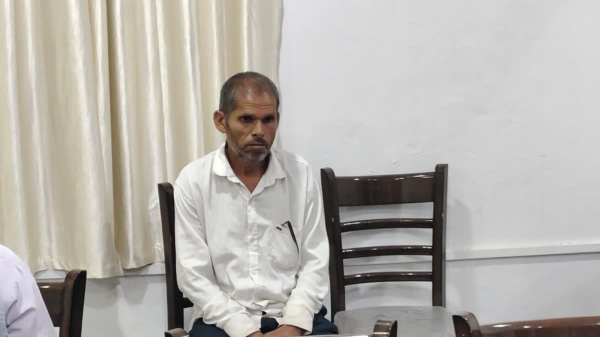 कलेक्ट्रेट परिसर में लोकायुक्त का छापा, जनजाति कार्य विभाग का कर्मचारी 40 हजार रुपये रिश्वत लेते रंगे हाथ गिरफ्तार