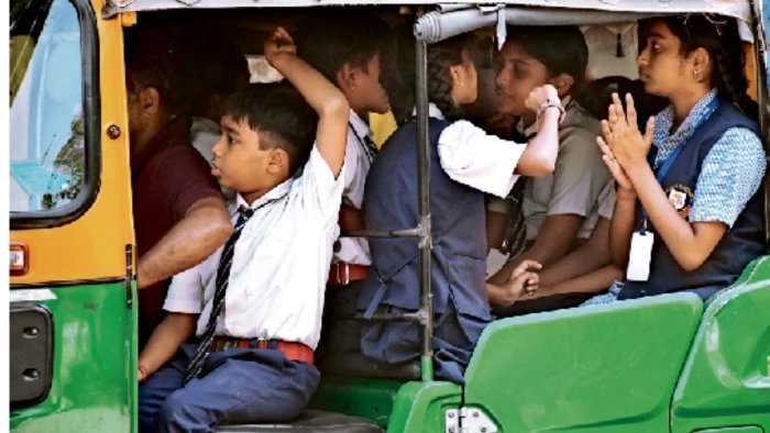 क्षमता से अधिक बच्चों को बैठा रहे ऑटो और वाहन चालक, बच्चों की जान पर मंडरा रहा खतरा