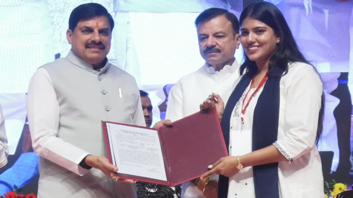 दीपावली से पहले अनुकंपा अभ्यर्थियों को बड़ी राहत, भोपाल के रवींद्र भवन में सीएम मोहन यादव ने सौंपे नियुक्ति पत्र