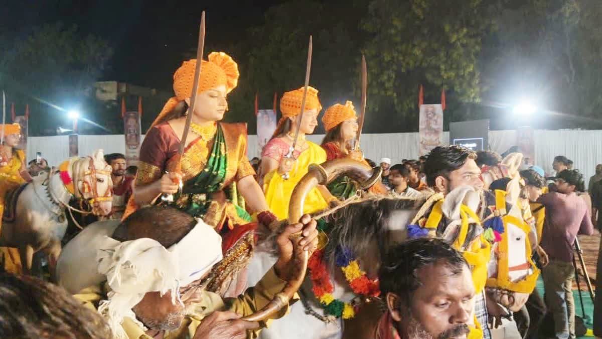 छतरपुर में श्रीराम सेवा समिति ने किया भव्य शस्त्र पूजन, महिलाओं ने दिखाए तलवारबाजी के करतब