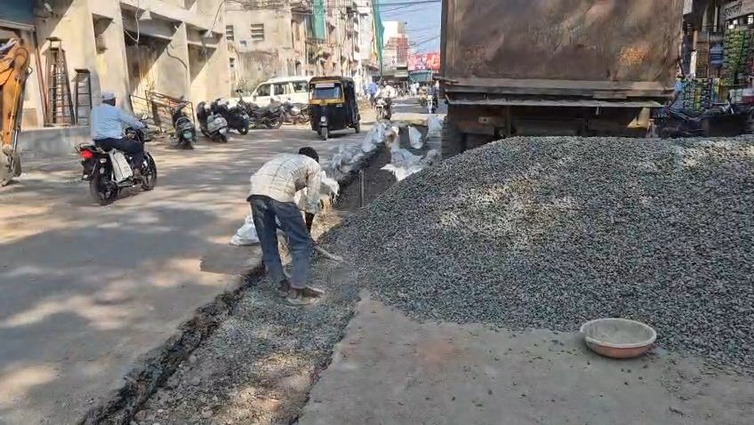 ईरान-मिडिल ईस्ट युद्ध का सड़क निर्माण पर असर, डामर के दाम दोगुने होने से रतलाम-झाबुआ हाईवे का काम अटका