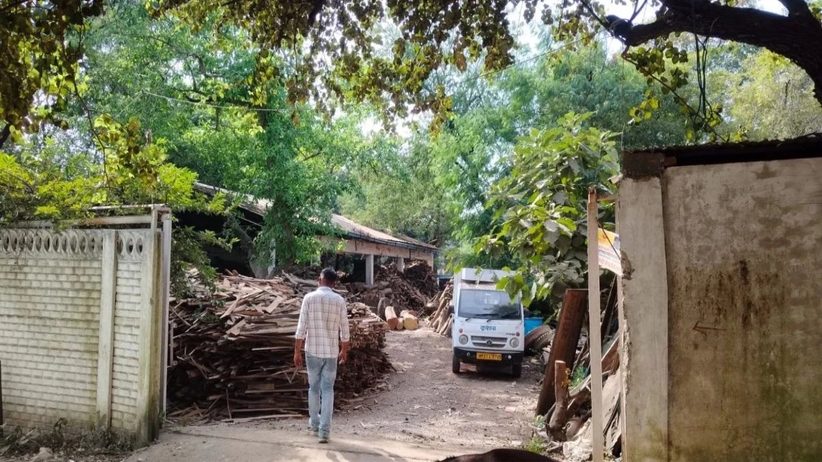 पूर्व भाजपा जिलाध्यक्ष चमनलाल आनंद के ठिकानों पर IT की रेड, जांच में करीब एक दर्जन अधिकारी शामिल