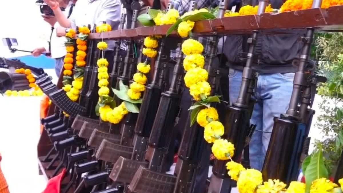 भोपाल पुलिस लाइन में कैबिनेट मंत्री विश्वास सारंग ने किया शस्त्र पूजन, दिग्विजय सिंह पर साधा निशाना