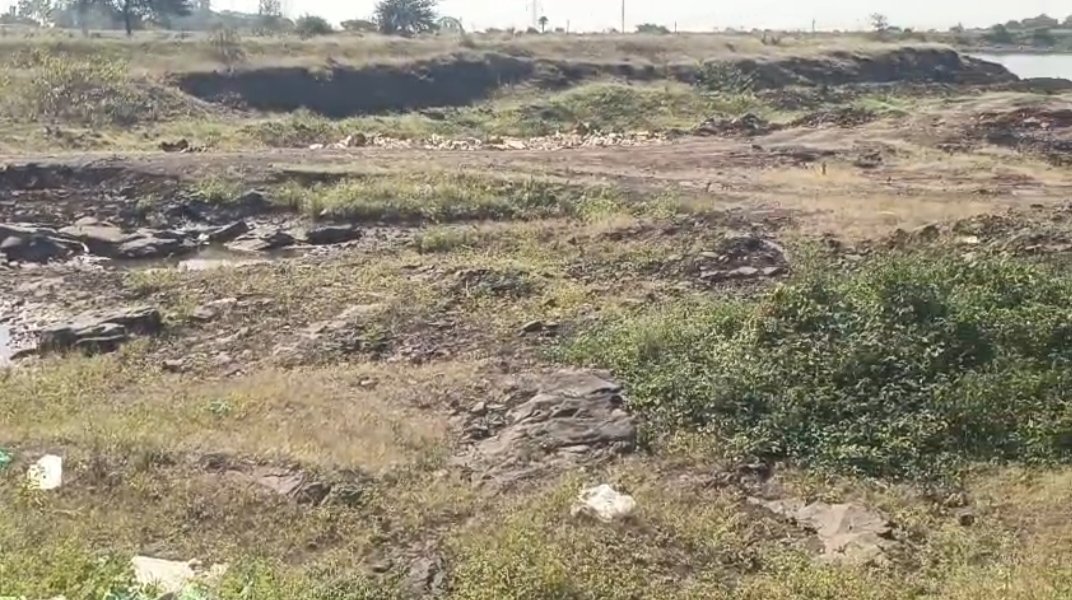 कम बारिश से सूखे की स्थिति में धार, जल संरक्षण और मुआवजा की मांग को लेकर किसानों का जल सत्याग्रह