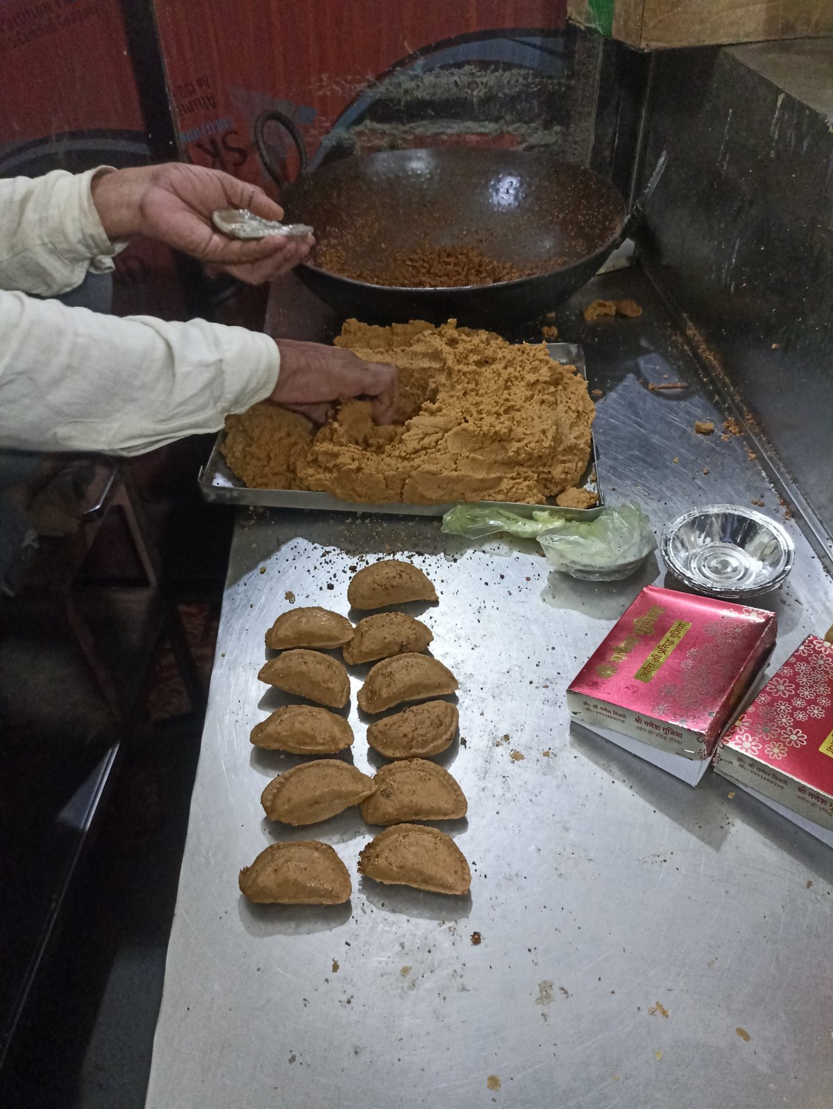कभी बस कंडक्टर रहे गणेश तिवारी की अनोखी कहानी, 5 हजार से शुरू की 'श्री गणेश गुजिया' दुकान अब कमा रही लाखों