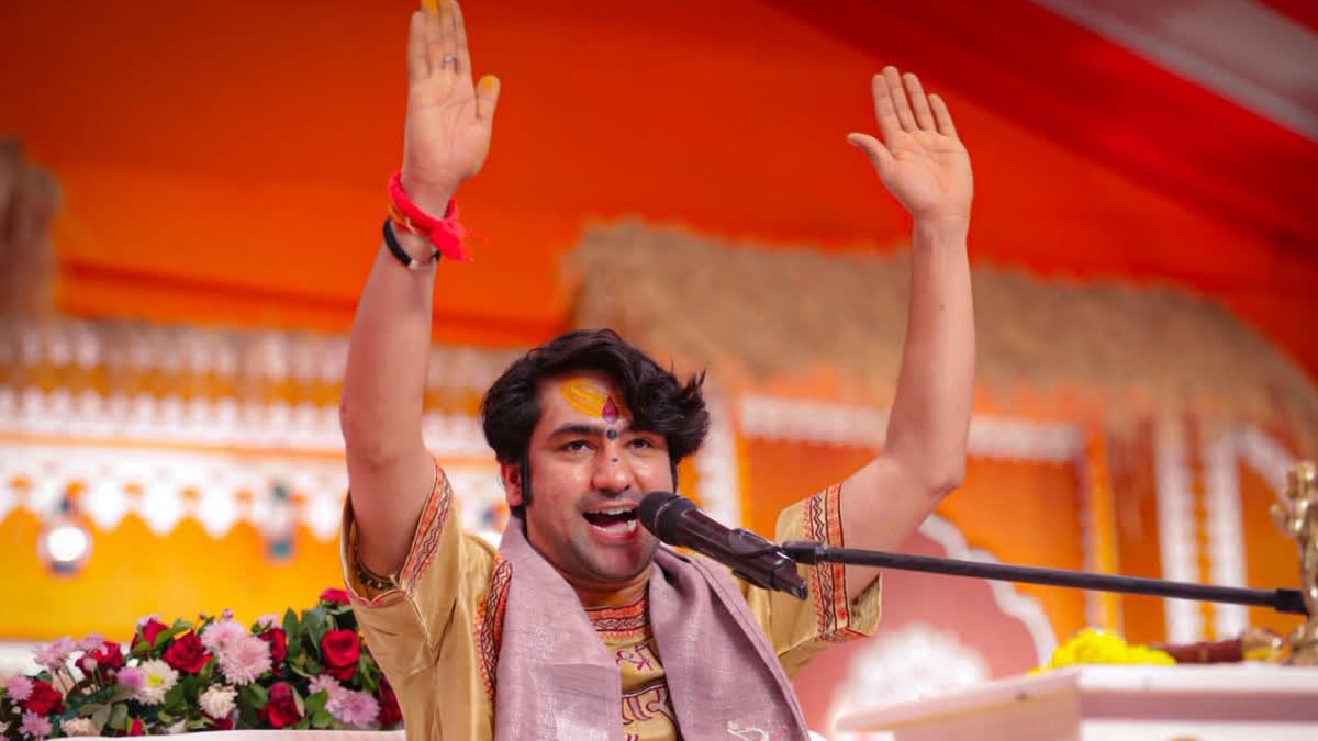 "पहले के राक्षस हवन में हड्डियां डालते थे", पंडित धीरेंद्र शास्त्री का सोशल मीडिया पर तीखा हमला