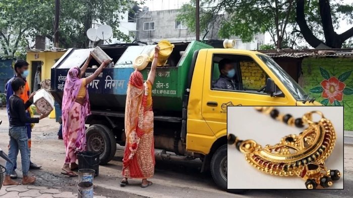 कचरे के ढेर में मिला महिला का सोने का मंगलसूत्र, नगर निगम के कर्मचारियों ने पेश की ईमानदारी की मिसाल